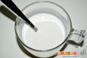 Xuxos rellenos de crema pastelera, calentar la leche, trocear la levadura, añadirla a la leche y remover