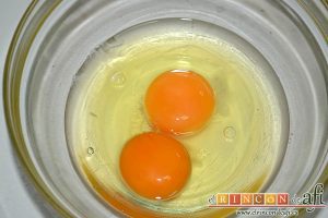 Xuxos rellenos de crema pastelera, poner los huevos en un bol pequeño
