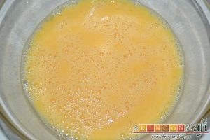 Xuxos rellenos de crema pastelera, batir con varillas manuales