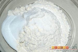 Xuxos rellenos de crema pastelera, en otro bol poner la harina de fuerza, la pizca de sal y los 30 gramos de azúcar