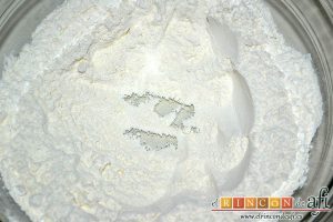 Xuxos rellenos de crema pastelera, mezclar bien y formar un cráter en el centro de la mezcla