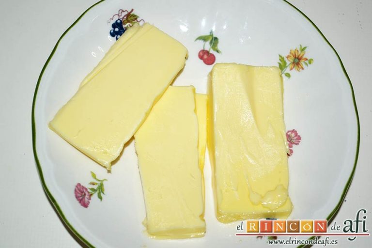Xuxos rellenos de crema pastelera, agregar la mantequilla a temperatura ambiente