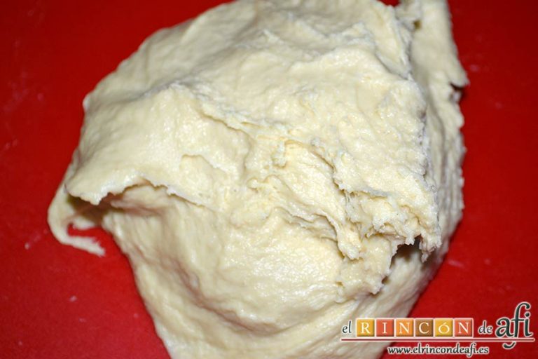 Xuxos rellenos de crema pastelera, terminar de mezclar y pasarlo a una superficie enharinada para amasar