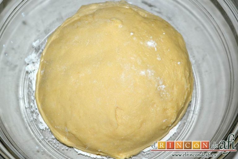 Xuxos rellenos de crema pastelera, espolvorear de harina el fondo de un bol y poner dentro la bola de masa