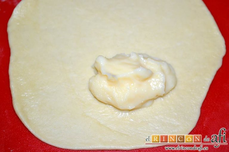 Xuxos rellenos de crema pastelera, dale a la masa una forma más o menos cuadrada y pon cucharadas de la crema pastelera