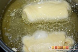 Xuxos rellenos de crema pastelera, freírlos en aceite de girasol bien caliente