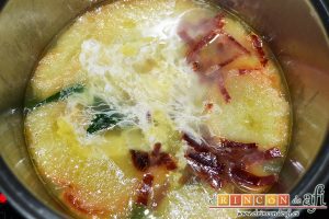 Sopa de hierbabuena, dejar que se cuaje el huevo con el calor residual