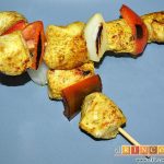 Brochetas de pechuga de pollo marinadas al curry con cebollas y pimientos