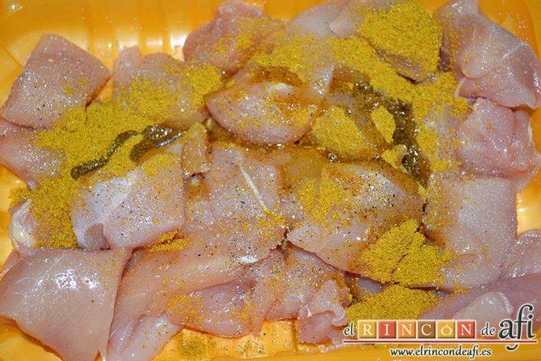 Brochetas de pechuga de pollo marinadas al curry con cebollas y pimientos, añadir un chorro de aceite de oliva