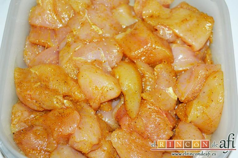 Brochetas de pechuga de pollo marinadas al curry con cebollas y pimientos, embadurnar bien las pechugas y poner a refrigerar