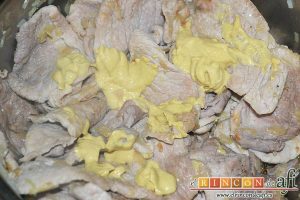 Filetes de cerdo con mostaza, cuando estén todos añadir la mostaza de Dijon