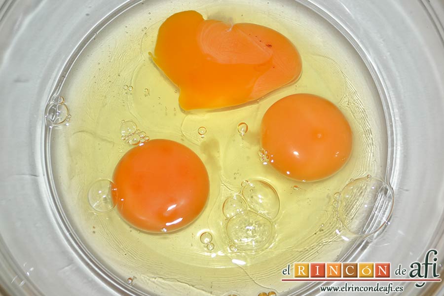 Magdalenas de aceite de oliva, ponemos los huevos en un bol