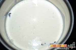 Panna Cotta de Nutella y vainilla, infusionar en un cazo las semillas de la vaina de vainilla con la leche y la nata