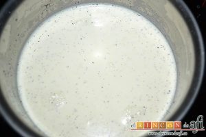 Panna Cotta de Nutella y vainilla, hidratar la gelatina, escurrir, dejar que la mezcla hierva, retirar del fuego, añadir la gelatina escurrida y remover para disolver