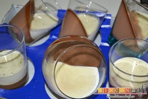Panna Cotta de Nutella y vainilla, verter la mezcla en los moldes inclinados para el otro lado