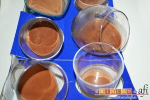 Panna Cotta de Nutella y Vainilla, verter la mezcla sobre los moldes inclinados