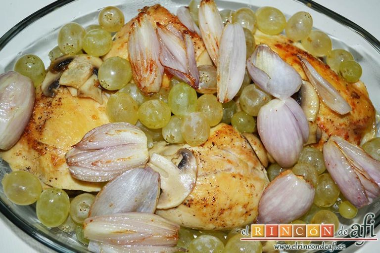 Pollo asado con chalotas, champiñones y uvas, añadir las chalotas a la fuente