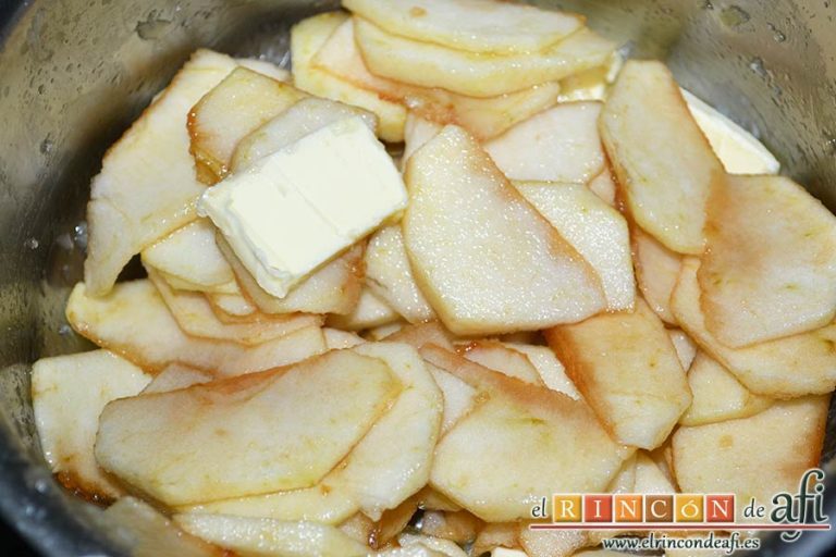 Presa ibérica adobada con papas al pelotón, preparar compota de manzana pelando y troceando las manzanas