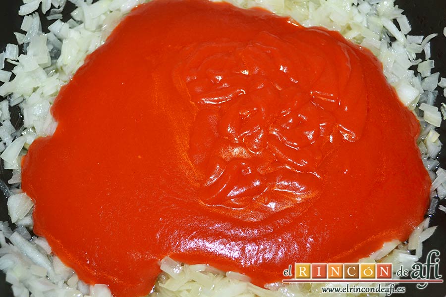 Tortiglioni del Cardenal, echar el tomate triturado a la sartén con la cebolla