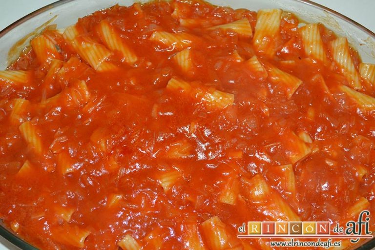 Tortiglioni del Cardenal, volcar encima la capa de tomate sobrito con cebollas