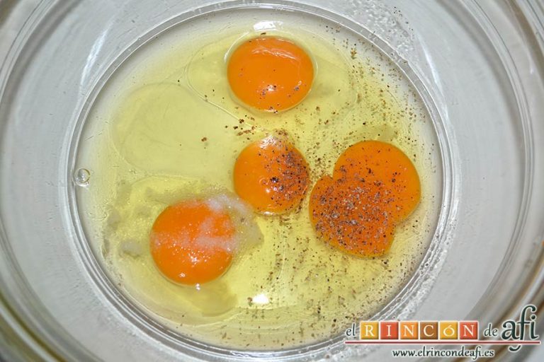 Plumcake de verduras, echar los huevos en un bol y salpimentar