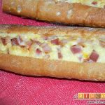 Baguette horneada con bacon, huevos y queso
