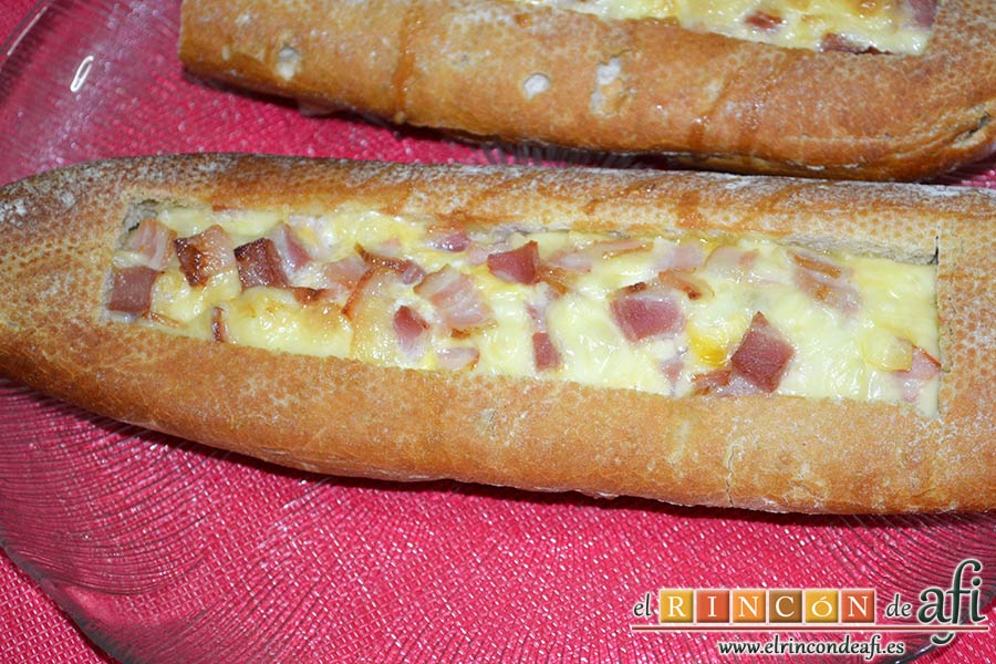 Baguette horneada con bacon, huevos y queso