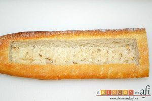 Baguette horneada con bacon, huevos y queso, vaciar el pan teniendo cuidado de no perforarlo