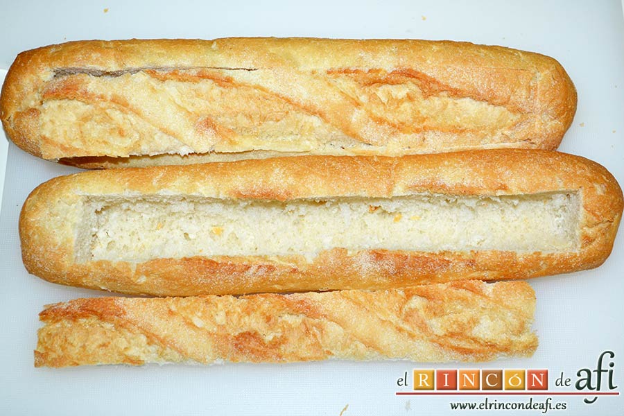 Baguette horneada con bacon, huevos y queso, no tires los trozos sobrantes de pan
