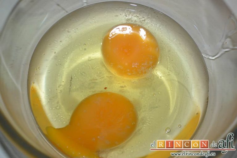 Baguette horneada con bacon, huevos y queso, cascar los huevos en un bol con una pizca de sal