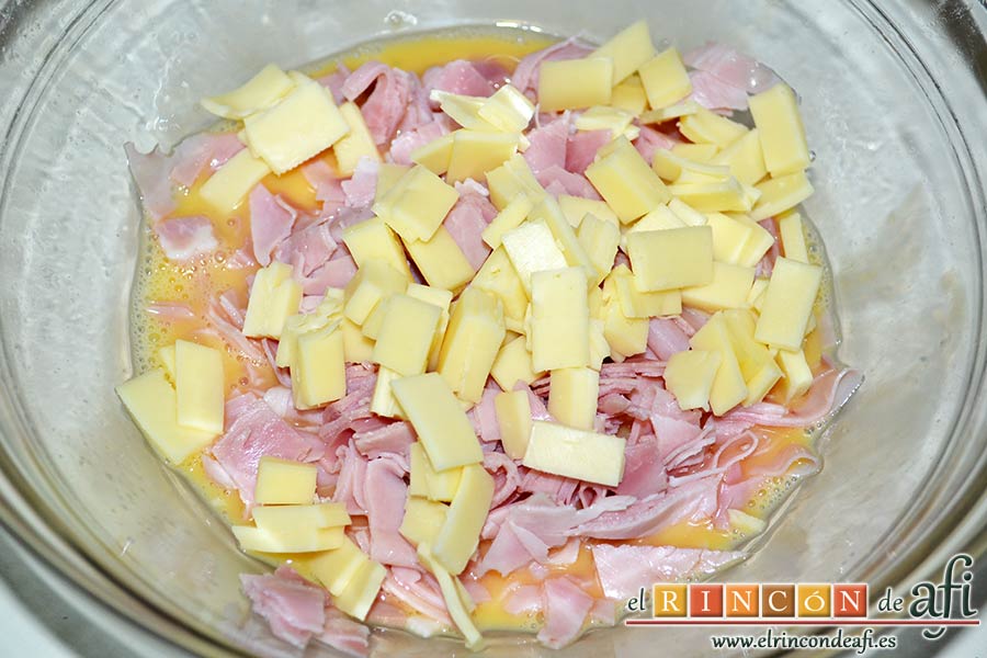 Baguette horneada con bacon, huevos y queso, también puedes usar jamón cocido en vez de bacon