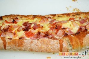 Baguette horneada con bacon, huevos y queso, hornear hasta que el huevo haya cuajado y esté crujiente