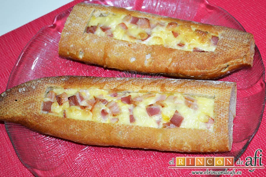 Baguette horneada con bacon, huevos y queso, sugerencia de presentación