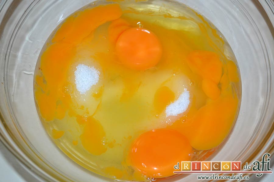 Bizcocho de ciruelas rojas, poner en un bol el azúcar con los huevos