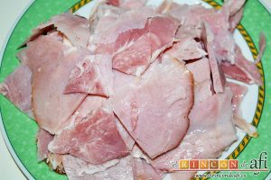 Frittata para Fátima, cortar el lacón en trozos generosos