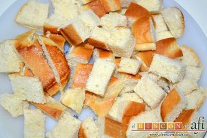 Frittata para Fátima, trocear el pan de leche