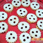 Galletas con masa quebrada y mermelada de frambuesas