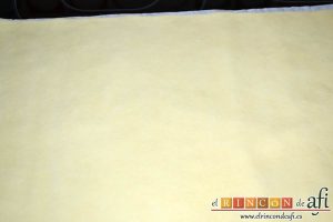 Galletas con masa quebrada y mermelada de frambuesas, extender la masa de hojaldre sobre una superficie lisa