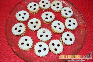 Galletas con masa quebrada y mermelada de frambuesas, sugerencia de presentación