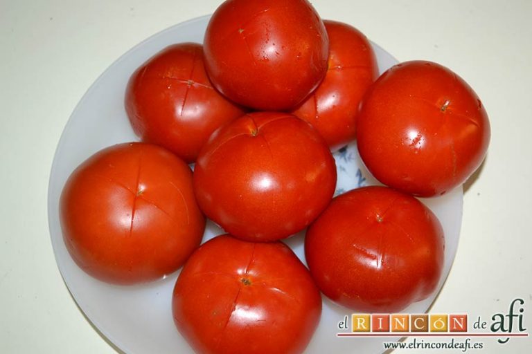 Gazpacho de tomates y sandía, lavar los tomates y hacerles un corte en cruz con un cuchillo de sierra
