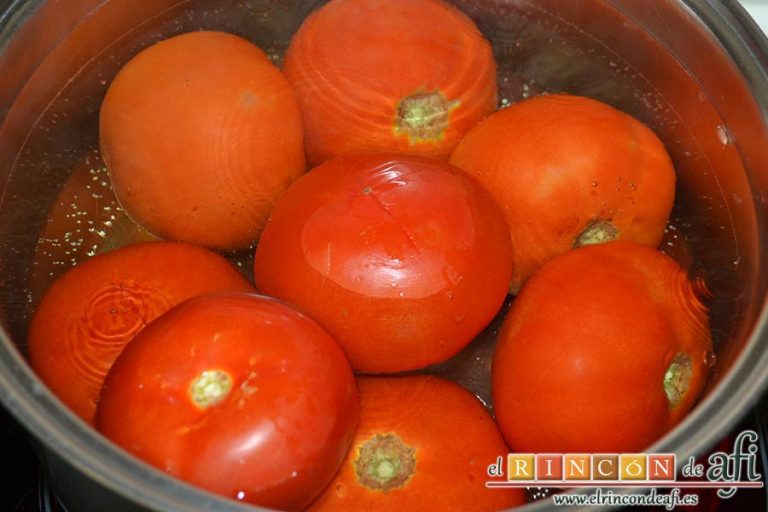 Gazpacho de tomates y sandía, meter los tomates unos segundos en agua hirviendo