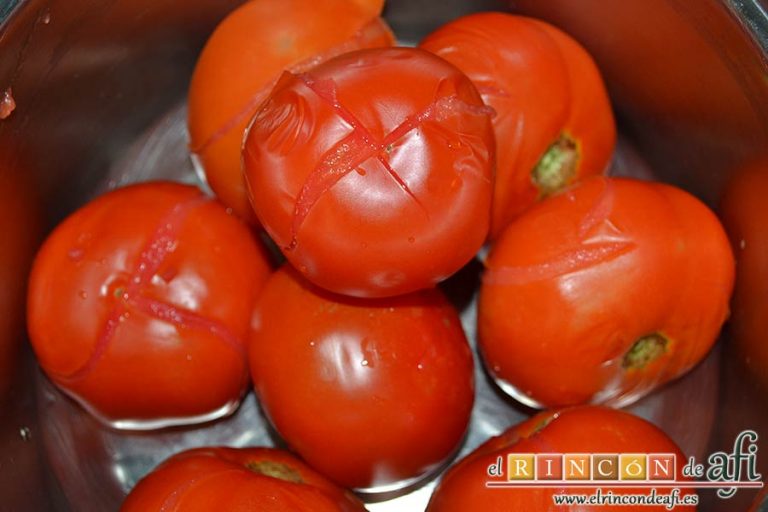 Gazpacho de tomates y sandía, escurrir y pasarlos por agua fría para pelarlos fácilmente