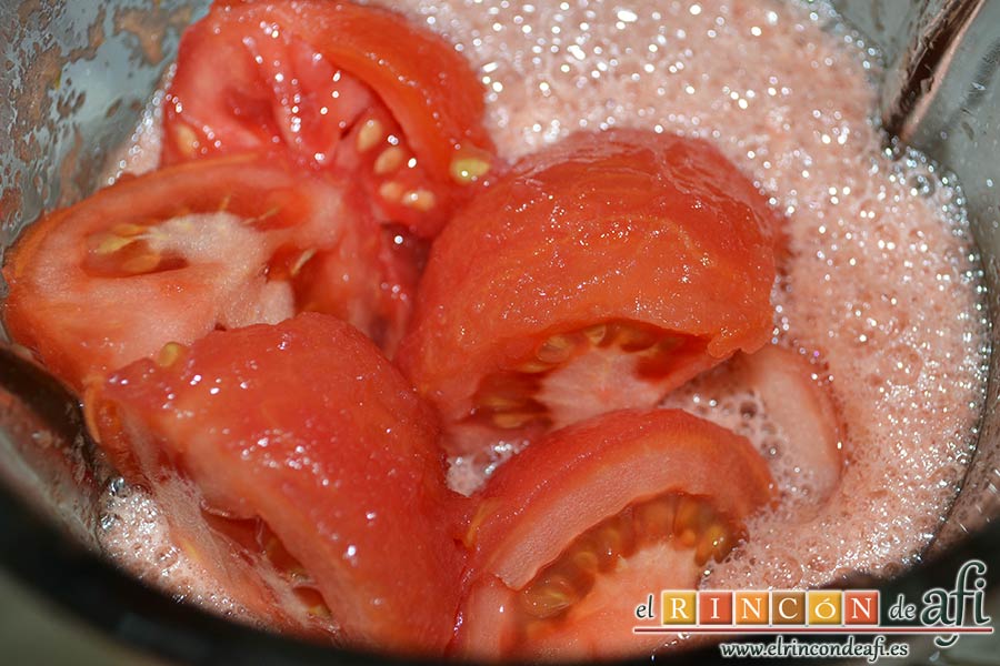 Gazpacho de tomates y sandía, trocear los tomates pelados y añadirlos para triturar