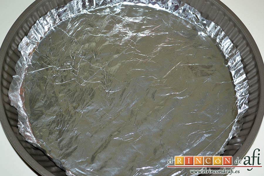 Pastel de cerezas, cubrir con papel de aluminio un molde deslmoldable