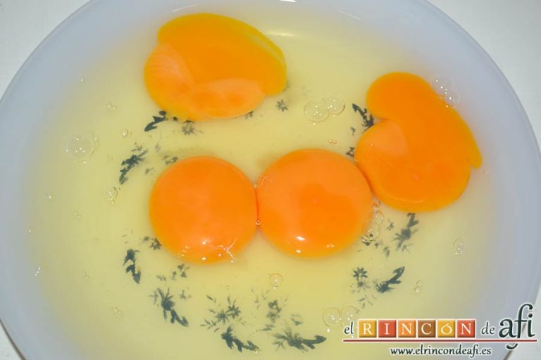 Pisto de calabacín, cascar cuatro huevos en un plato
