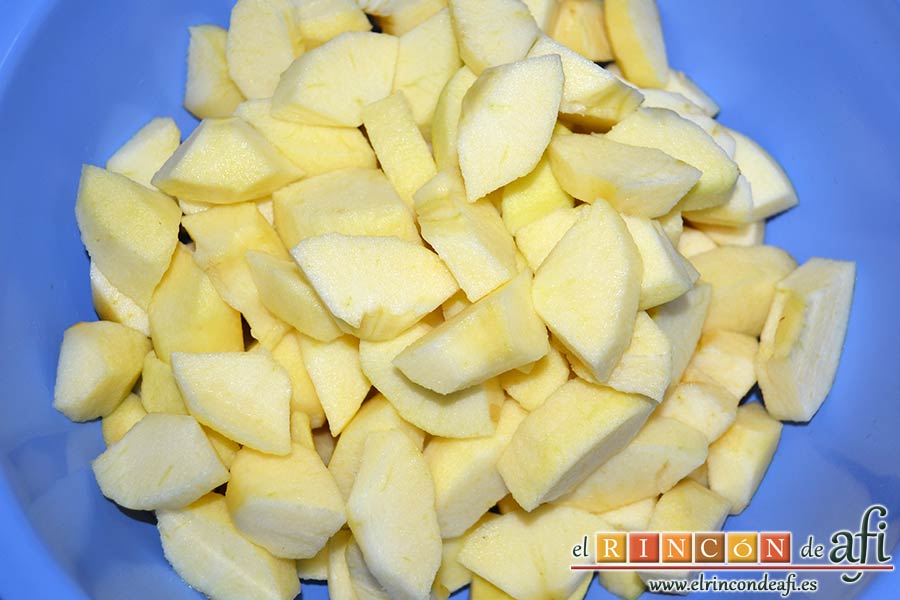 Tarta de manzana del Oso Yogui, pelar las manzanas, descorazonarlas y trocearlas