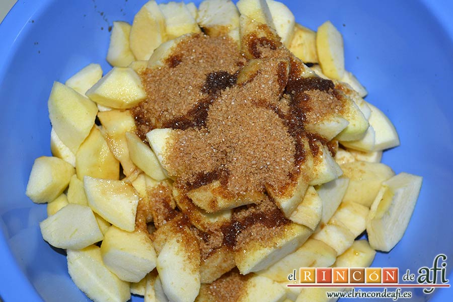 Tarta de manzana del Oso Yogui, ponerlas en un bol y añadir el azúcar moreno, el extracto de vainilla y la canela