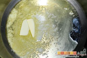 Tarta de manzana del Oso Yogui, derretir la mantequilla en un caldero