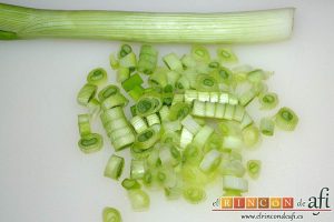 Tortitas de maíz, cortar en rodajitas la parte de verde de las cebolletas