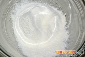 Tortitas de maíz, poner en un bol la harina tamizada con la levadura